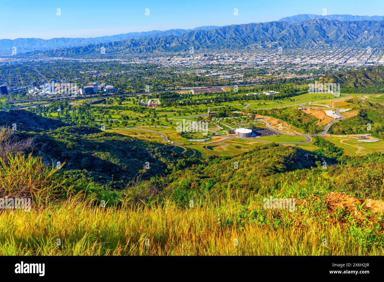 Bestaunen Sie die ruhige Weite des Forest Lawn Memorial Park von diesem friedlichen Aussichtspunkt am Hügel aus. Stockfoto