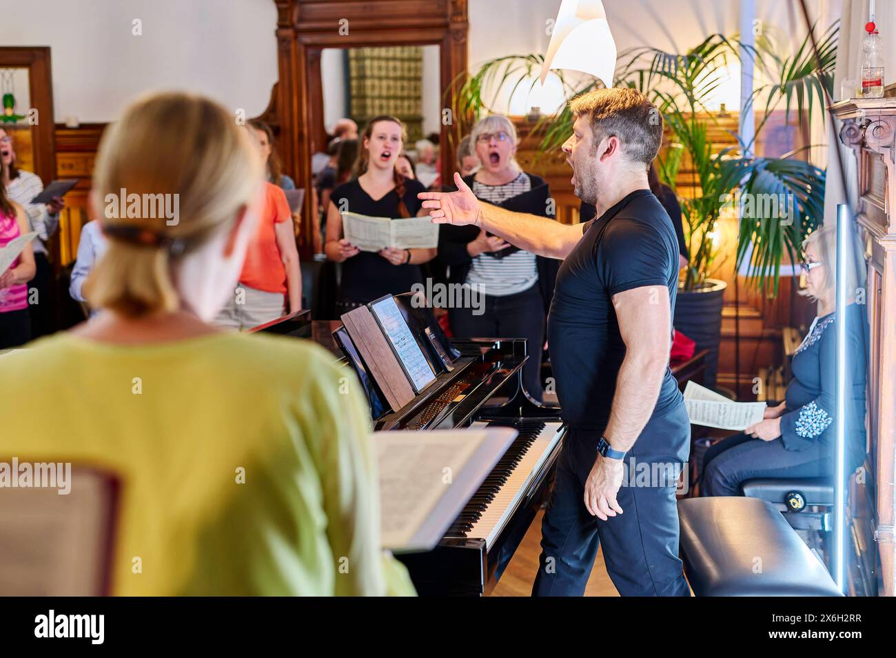 ORSO Chor & Orchester feiert sein 20jähriges Bestehen in der Philharmonie Berlin EUR, Deutschland, Berlin: Der Künstlerische Leiter und Dirigent Wolfgang Roese mi vermittelt in der letzten großen Probe des ORSO Chors vor ihrem Auftritt in der Berliner Philharmonie, den letzten Feinschliff bezüglich Takt, Rhythmus, Einsatz und Pausen. Das 1993 gegründete Schüler- und Studenorchester hat sich unter der Leitung des Dirigenten Wolfgang Roese zu einem professionellen Klangkörper entwickelt. Der Chor bestreitet projektweise Konzertprogramm mit Orchestermusikern aus ganz Deutschland. Gemeinsam arbei Stockfoto