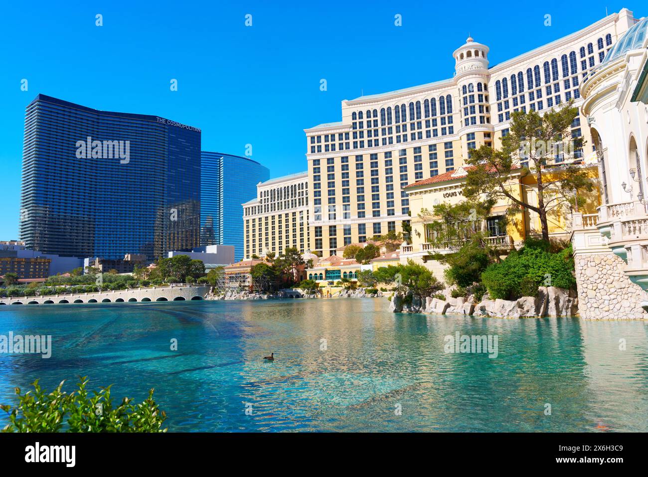 Las Vegas, Nevada - 13. April 2024: Bellagio und das Cosmopolitan Hotel and Casinos tagsüber Stockfoto