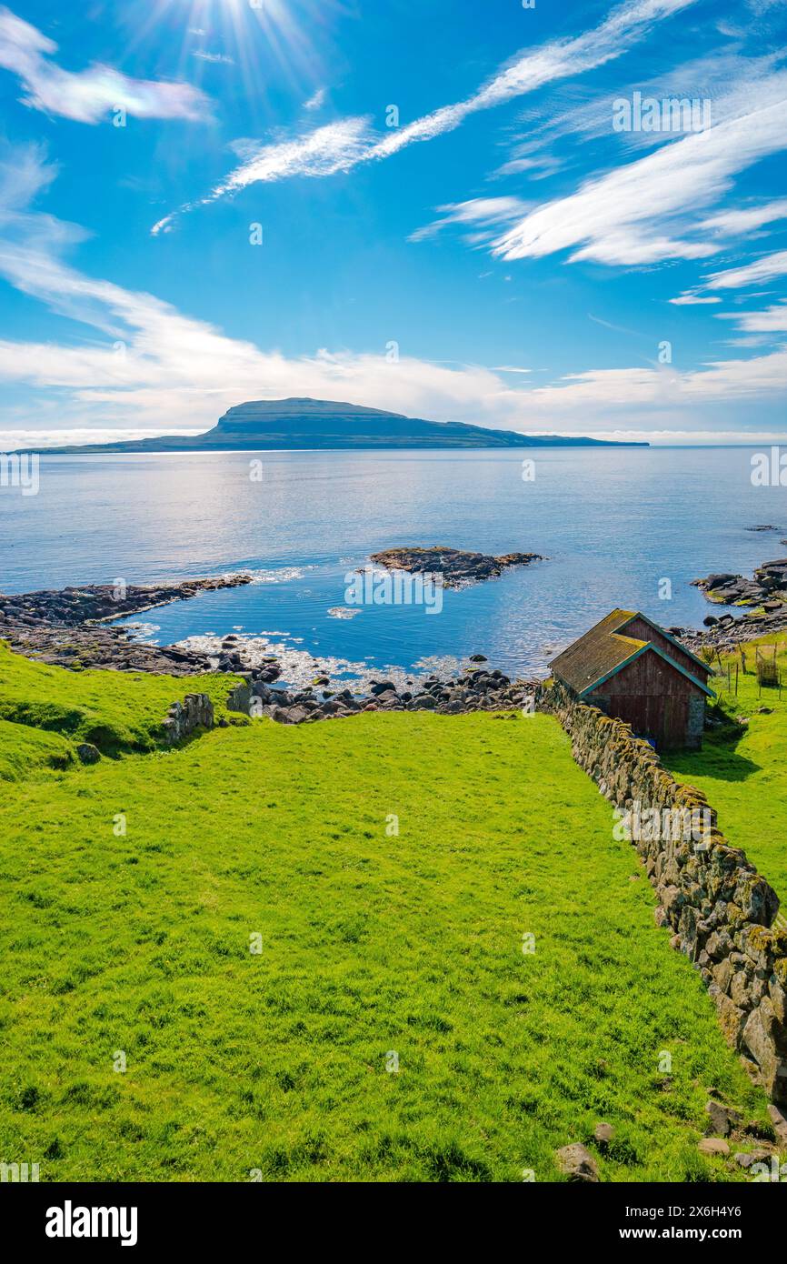 Landschaft in der Nähe von Torshavn, Färöer Inseln, historische Innenstadt, Küste, Sommer, blauer Himmel Stockfoto