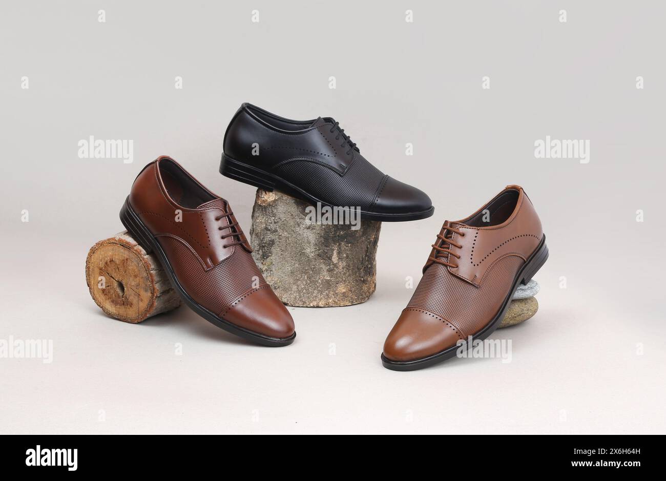 Formelle Schuhe mit kombiniertem Motiv auf grauem Hintergrund Stockfoto