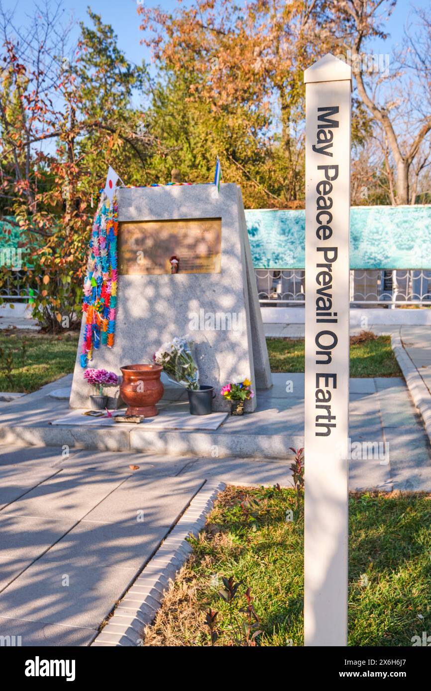 Der Gedenkmarker, der um Frieden und Freundschaft bittet. Auf dem japanischen Kriegsgefangenenfriedhof des Fozil-Ota-Komplexes in Taschkent, Usbekistan. Stockfoto