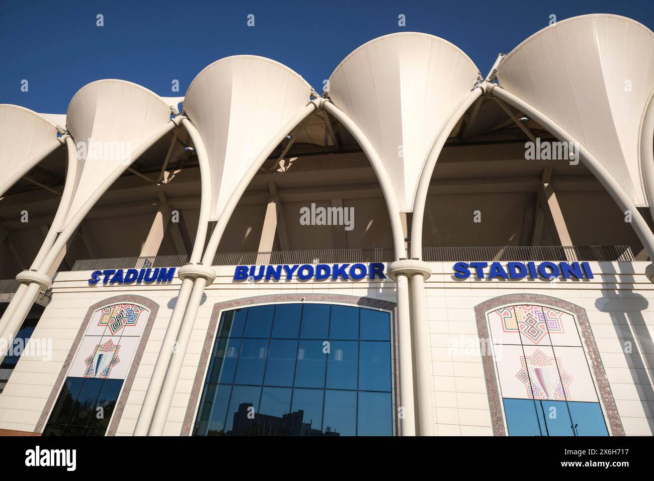 Außenansicht der Vorderseite des Stadions mit Schild und segelähnlichem Textildesign. Am modernen Platz für Fußball, Milliy Stadium, in Taschkent, Usbek Stockfoto