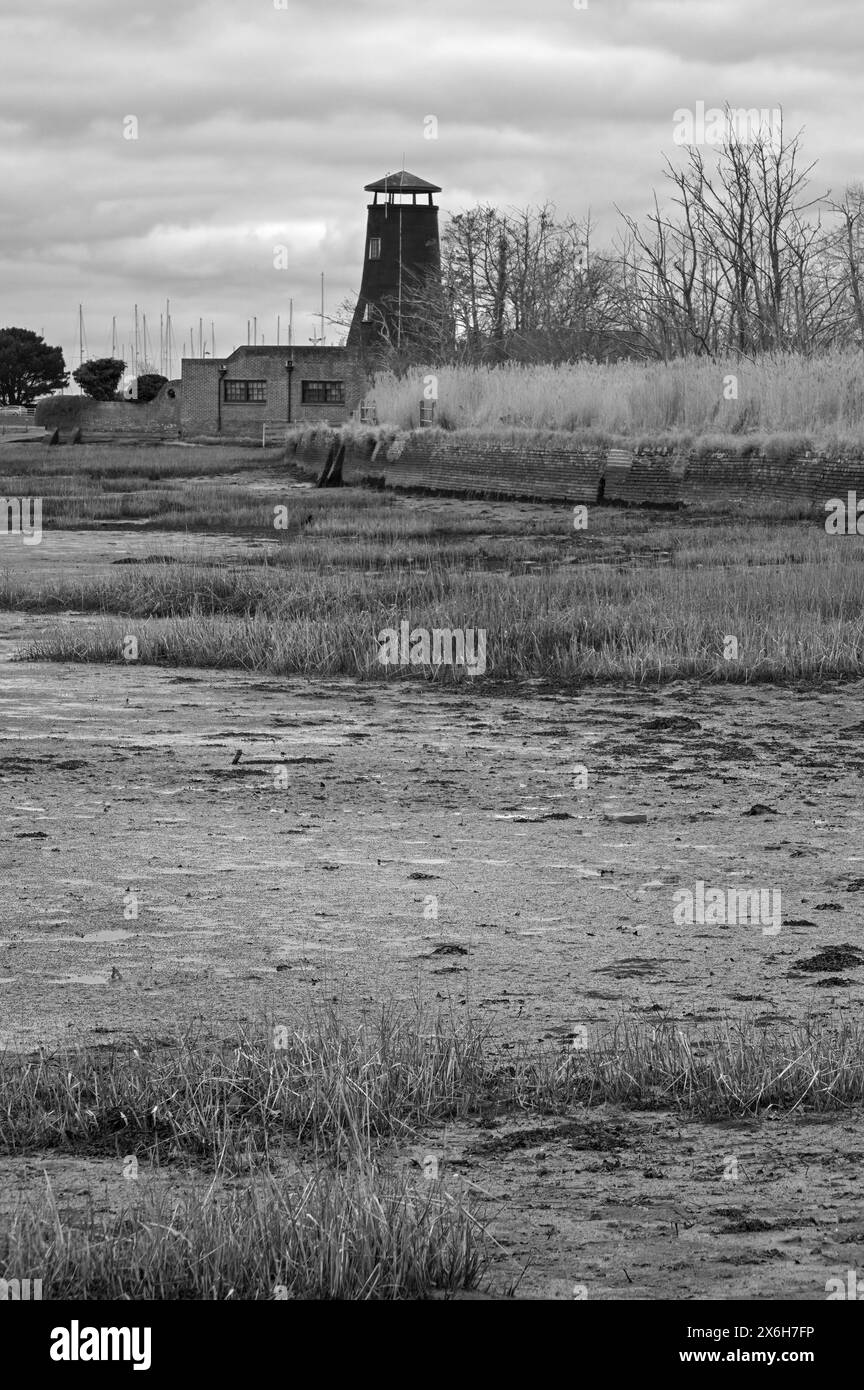 Das Royal Oak Public House und die Langstone Mill an der Küste auf der Spitze des Hafens von Langstone, Havant, Hants England, Großbritannien Stockfoto