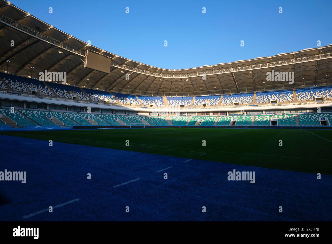 Ein Blick auf die Tribüne, Sitze, ein Oval um das Feld, Spielfeld. Am modernen Platz für Fußball, dem Milliy Stadium, in Taschkent, Usbekistan. Stockfoto