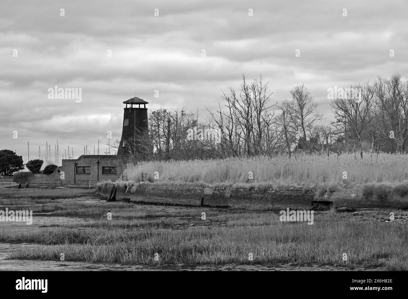 Das Royal Oak Public House und die Langstone Mill an der Küste auf der Spitze des Hafens von Langstone, Havant, Hants England, Großbritannien Stockfoto