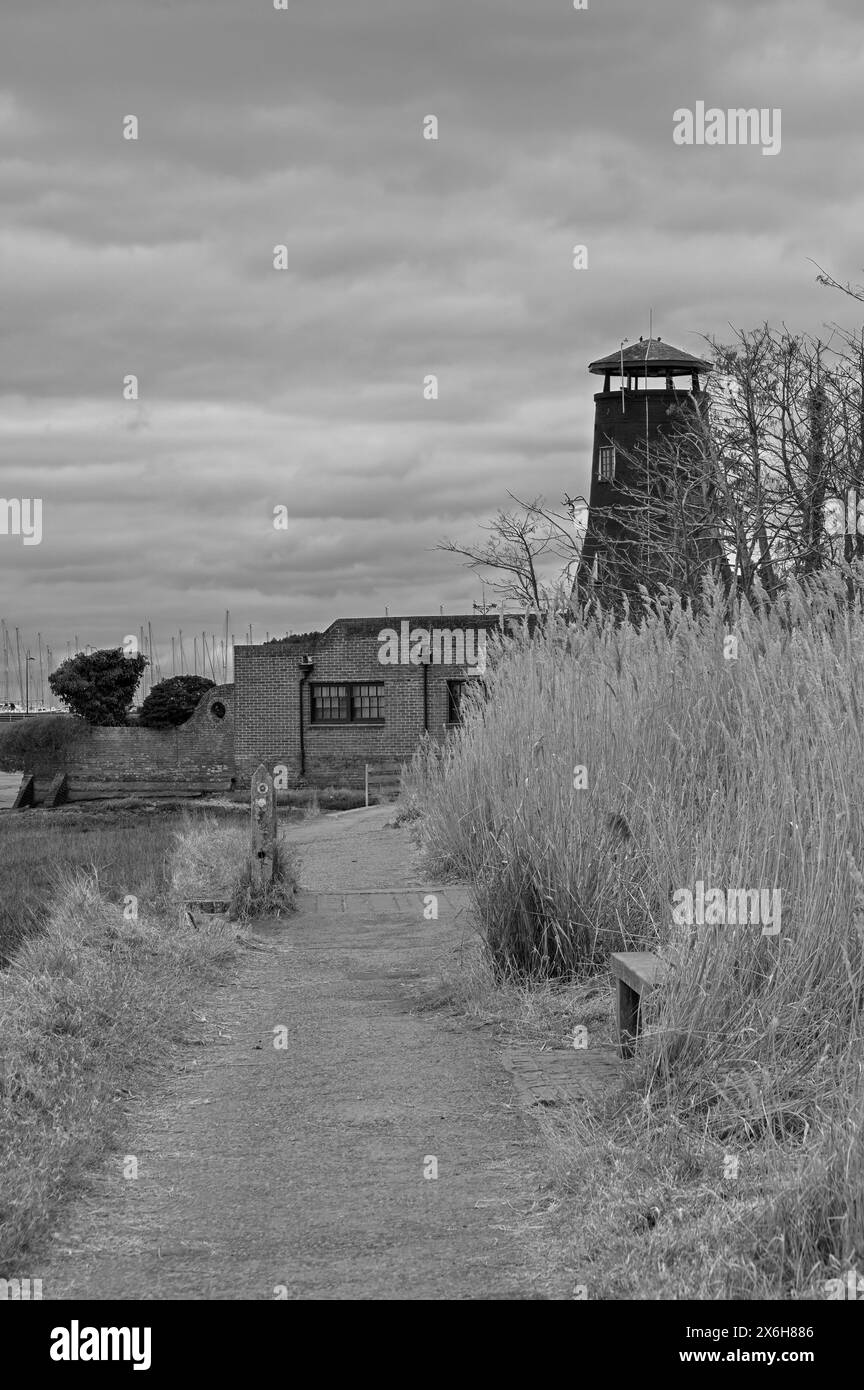 Das Royal Oak Public House und die Langstone Mill an der Küste auf der Spitze des Hafens von Langstone, Havant, Hants England, Großbritannien Stockfoto