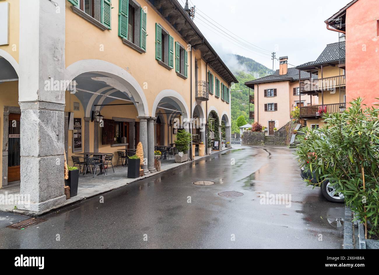 Russo, Onsernone, Schweiz - 6. Mai 2024: Blick auf das Dorf Russo im Tal Onsernone, Bezirk Locarno, Tessin. Stockfoto