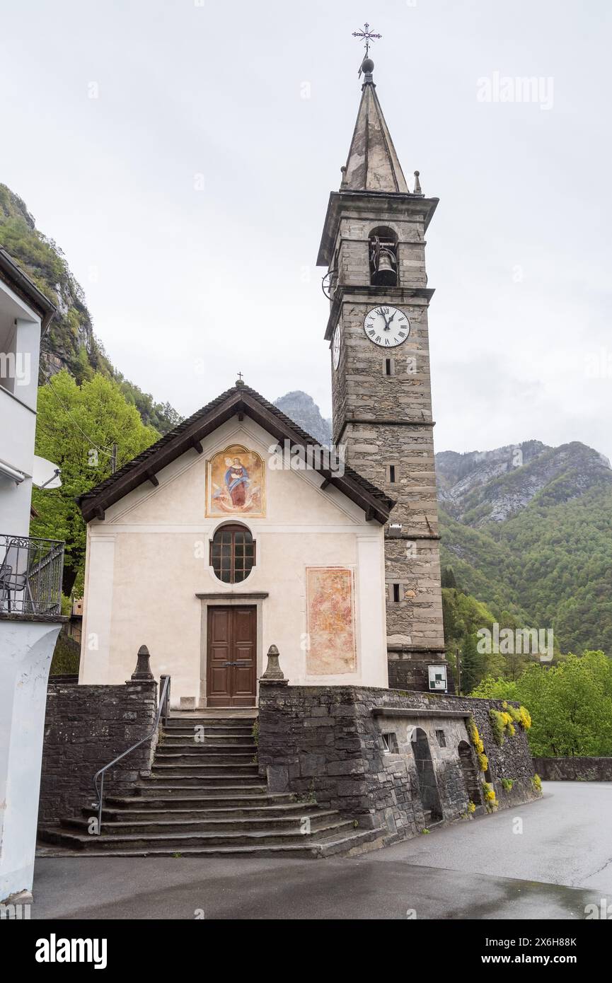 Die mittelalterliche Kirche Santa Maria Assunta im Dorf Russo, im Tal Onsernone im Tessin, Bezirk Locarno, Schweiz Stockfoto