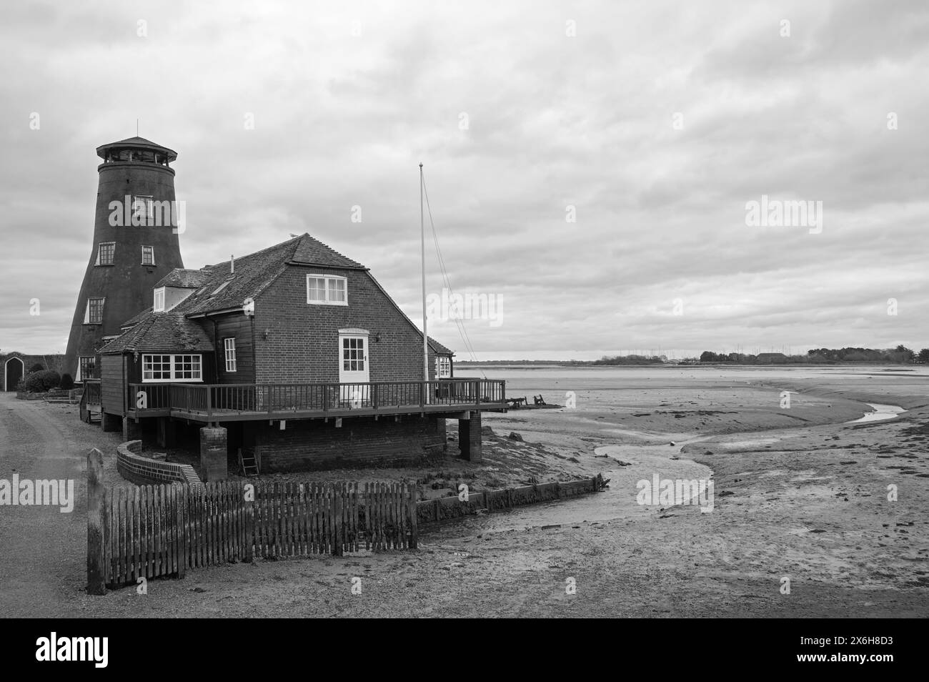Das Royal Oak Public House und die Langstone Mill an der Küste auf der Spitze des Hafens von Langstone, Havant, Hants England, Großbritannien Stockfoto