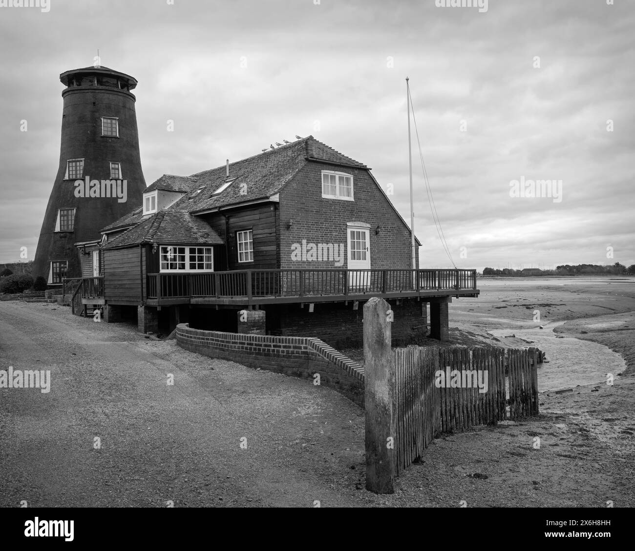 Das Royal Oak Public House und die Langstone Mill an der Küste auf der Spitze des Hafens von Langstone, Havant, Hants England, Großbritannien Stockfoto