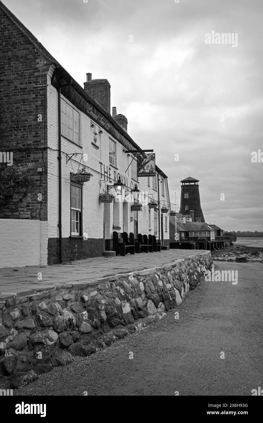 Schwarz-weiß-Bild des Royal Oak Publishauses und der Langstone Mill an der Küste auf der Spitze des Langstone Harbour, Havant, Hants, England, Großbritannien Stockfoto
