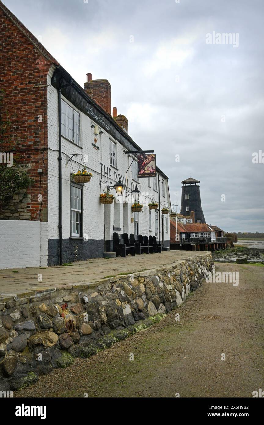 Das Royal Oak Public House und die Langstone Mill an der Küste auf der Spitze des Hafens von Langstone, Havant, Hants England, Großbritannien Stockfoto