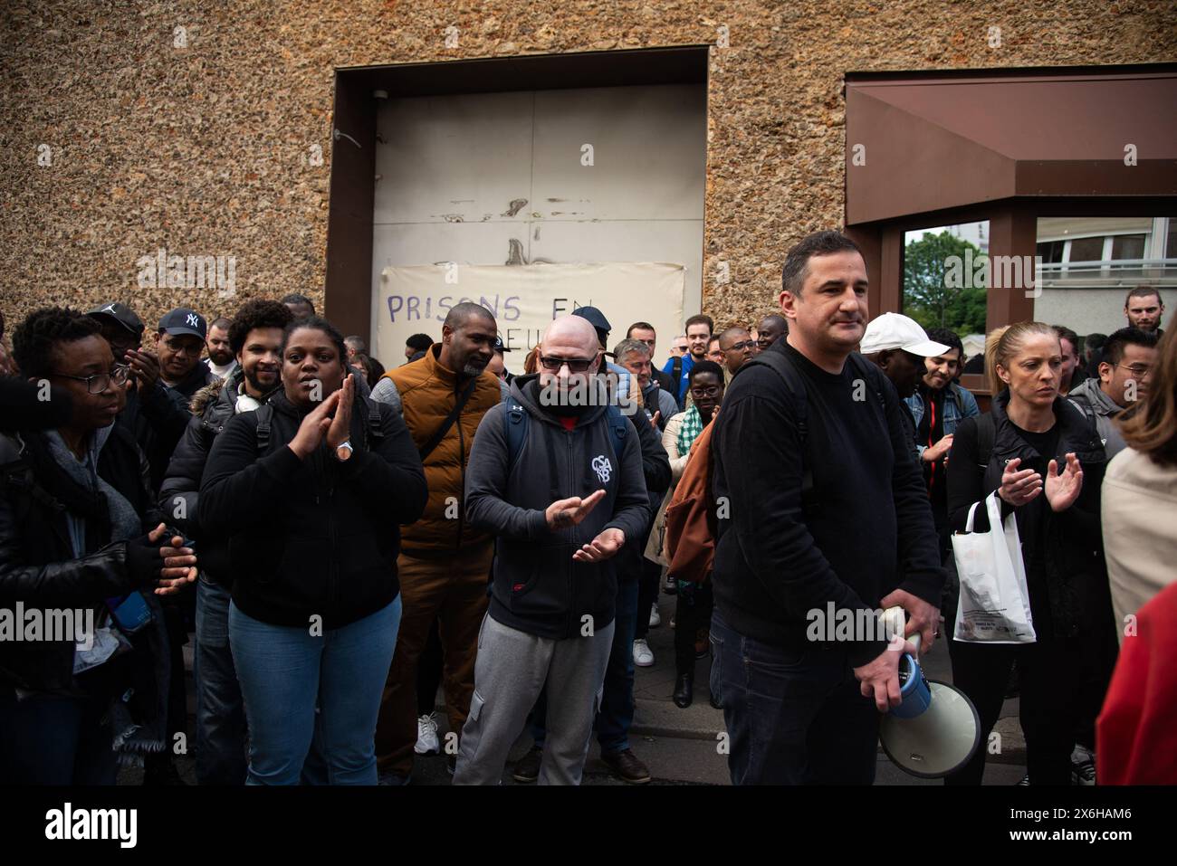 Paris, Frankreich. Mai 2024. Gefängniswärter blockieren am 15. Mai 2024 das Gefängnis Santé in Paris, Frankreich, für einen "toten" Tag, um vor den Gefahren des Jobs nach dem tödlichen Angriff auf einen Van mit einem Gefangenen zu warnen, der am Dienstag in der Normandie entkam. Foto: Florian Poitout/ABACAPRESS. COM Credit: Abaca Press/Alamy Live News Stockfoto