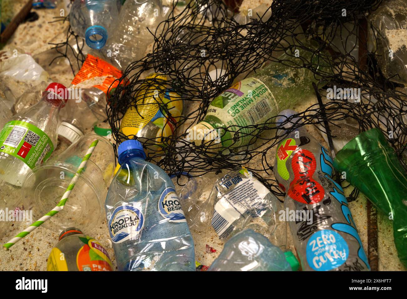 Breslau, Polen - 4. August 2023: Eine Szene der Plastikverschmutzung durch verschiedene weggeworfene Plastikflaschen, verwickelte Netznetze und andere Müllstreuungen Stockfoto