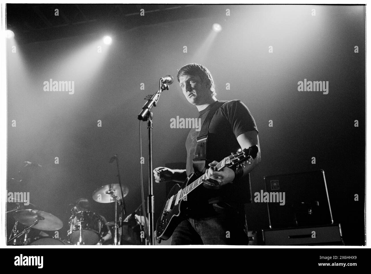 QUEENS OF THE STONE AGE, RATED R TOUR, 2001: Josh Homme von der Rockband Queens of the Stone Age (QOTSA) auf ihrer Rated R Tour im Newport Centre in Newport, Wales, Großbritannien am 7. Juni 2001. Foto: Rob Watkins. INFO: Queens of the Stone Age, eine US-amerikanische Rockband, die 1996 in Palm Desert, Kalifornien gegründet wurde, definierte den modernen Rock mit ihren schweren Riffs und komplizierten Melodien neu. Hits wie „No One Knows“ und „Go with the Flow“ zeigen ihren dynamischen Sound und ihren innovativen Musikstil. Stockfoto