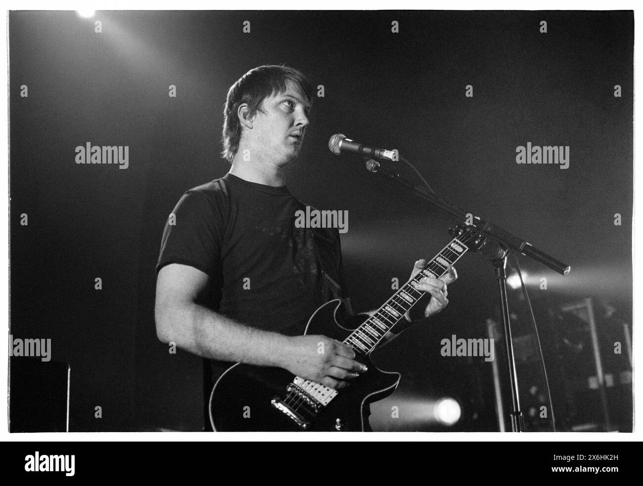 QUEENS OF THE STONE AGE, RATED R TOUR, 2001: Josh Homme von der Rockband Queens of the Stone Age (QOTSA) auf ihrer Rated R Tour im Newport Centre in Newport, Wales, Großbritannien am 7. Juni 2001. Foto: Rob Watkins. INFO: Queens of the Stone Age, eine US-amerikanische Rockband, die 1996 in Palm Desert, Kalifornien gegründet wurde, definierte den modernen Rock mit ihren schweren Riffs und komplizierten Melodien neu. Hits wie „No One Knows“ und „Go with the Flow“ zeigen ihren dynamischen Sound und ihren innovativen Musikstil. Stockfoto