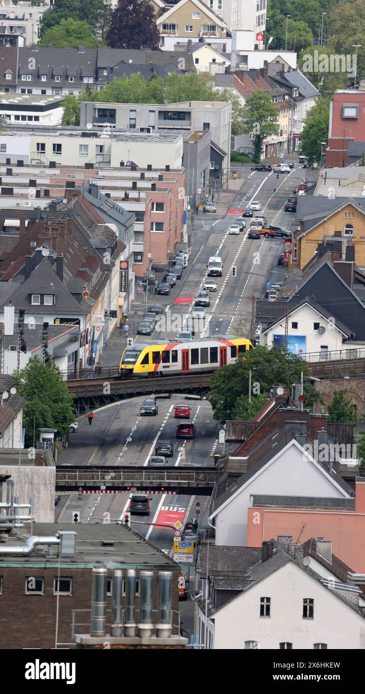 Blick ins Huettental Hüttental aus dem Schlosspark vom Oberen Schloss. Im Bild die Hagener Straße wo sich unter anderem auch die neue Umweltspur für Busse und Fahrraeder Fahrräder befinden. Die Umweltspur ist jeweils auf der Fahrbahn aussen. Fruehling Frühling im Siegerland am 15.05.2024 in Siegen/Deutschland. *** Blick ins Hüttental vom Schlosspark des Oberen Schlosses im Bild die Hagener Straße wo sich unter anderem die neue Umweltspur für Busse und Fahrräder befindet der Umweltspur befindet sich immer außerhalb der Fahrbahn Spring in S Stockfoto