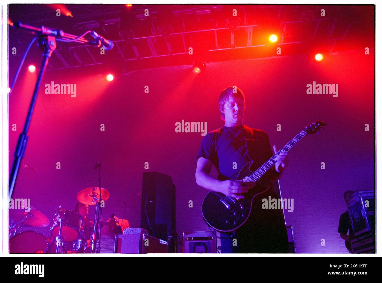 QUEENS OF THE STONE AGE, RATED R TOUR, 2001: Josh Homme von der Rockband Queens of the Stone Age (QOTSA) auf ihrer Rated R Tour im Newport Centre in Newport, Wales, Großbritannien am 7. Juni 2001. Foto: Rob Watkins. INFO: Queens of the Stone Age, eine US-amerikanische Rockband, die 1996 in Palm Desert, Kalifornien gegründet wurde, definierte den modernen Rock mit ihren schweren Riffs und komplizierten Melodien neu. Hits wie „No One Knows“ und „Go with the Flow“ zeigen ihren dynamischen Sound und ihren innovativen Musikstil. Stockfoto