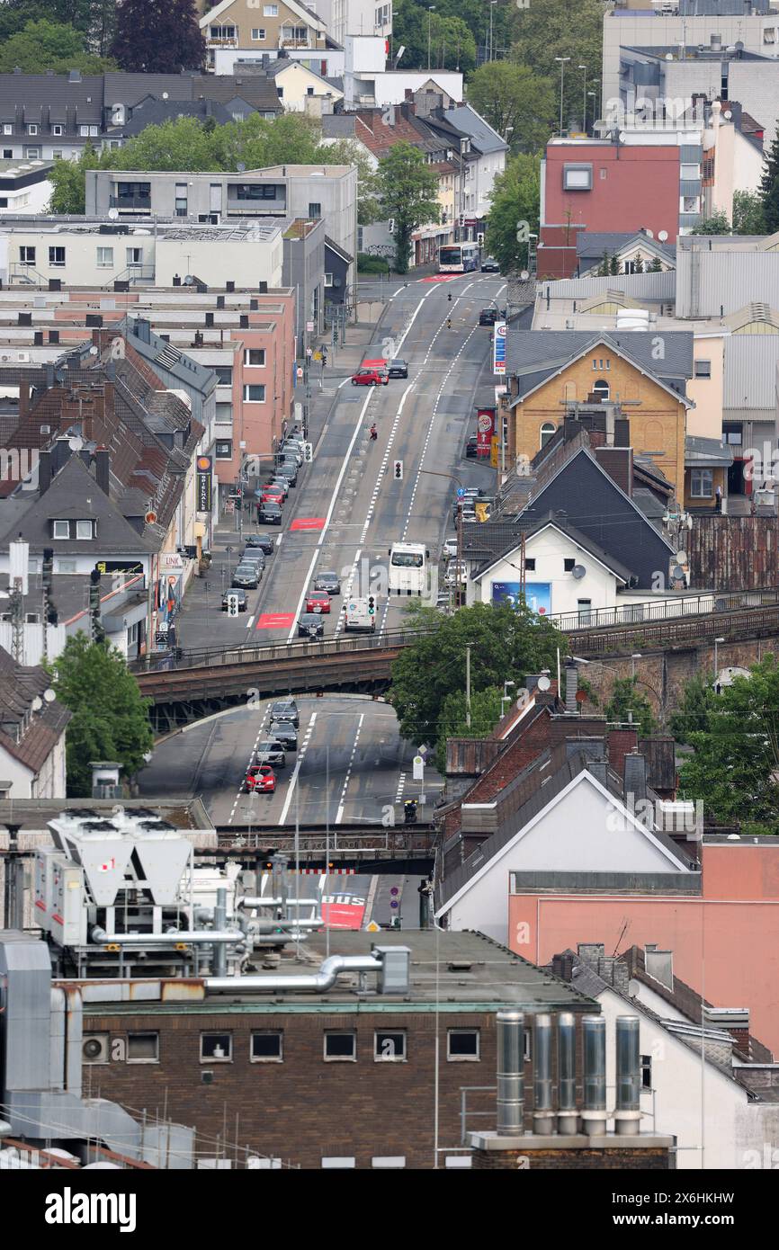 Blick ins Huettental Hüttental aus dem Schlosspark vom Oberen Schloss. Im Bild die Hagener Straße wo sich unter anderem auch die neue Umweltspur für Busse und Fahrraeder Fahrräder befinden. Die Umweltspur ist jeweils auf der Fahrbahn aussen. Fruehling Frühling im Siegerland am 15.05.2024 in Siegen/Deutschland. *** Blick ins Hüttental vom Schlosspark des Oberen Schlosses im Bild die Hagener Straße wo sich unter anderem die neue Umweltspur für Busse und Fahrräder befindet der Umweltspur befindet sich immer außerhalb der Fahrbahn Spring in S Stockfoto