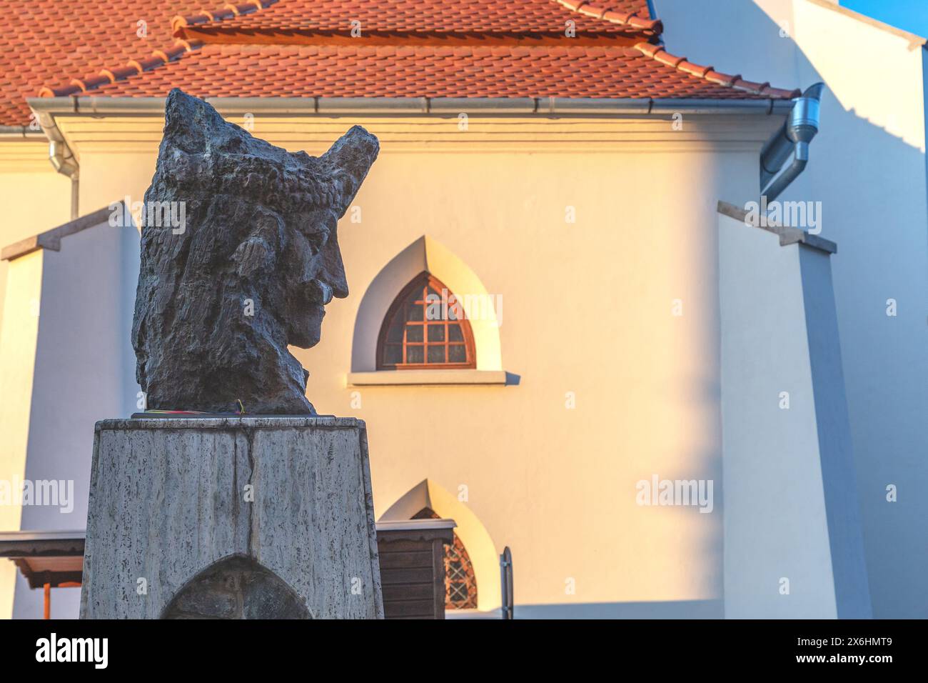 SIGHISOARA, RUMÄNIEN - 2. MAI 2023: Dies ist ein Denkmal für Prinz Vlad den Pfähler in der Nähe der Klosterkirche in der Zitadelle. Stockfoto