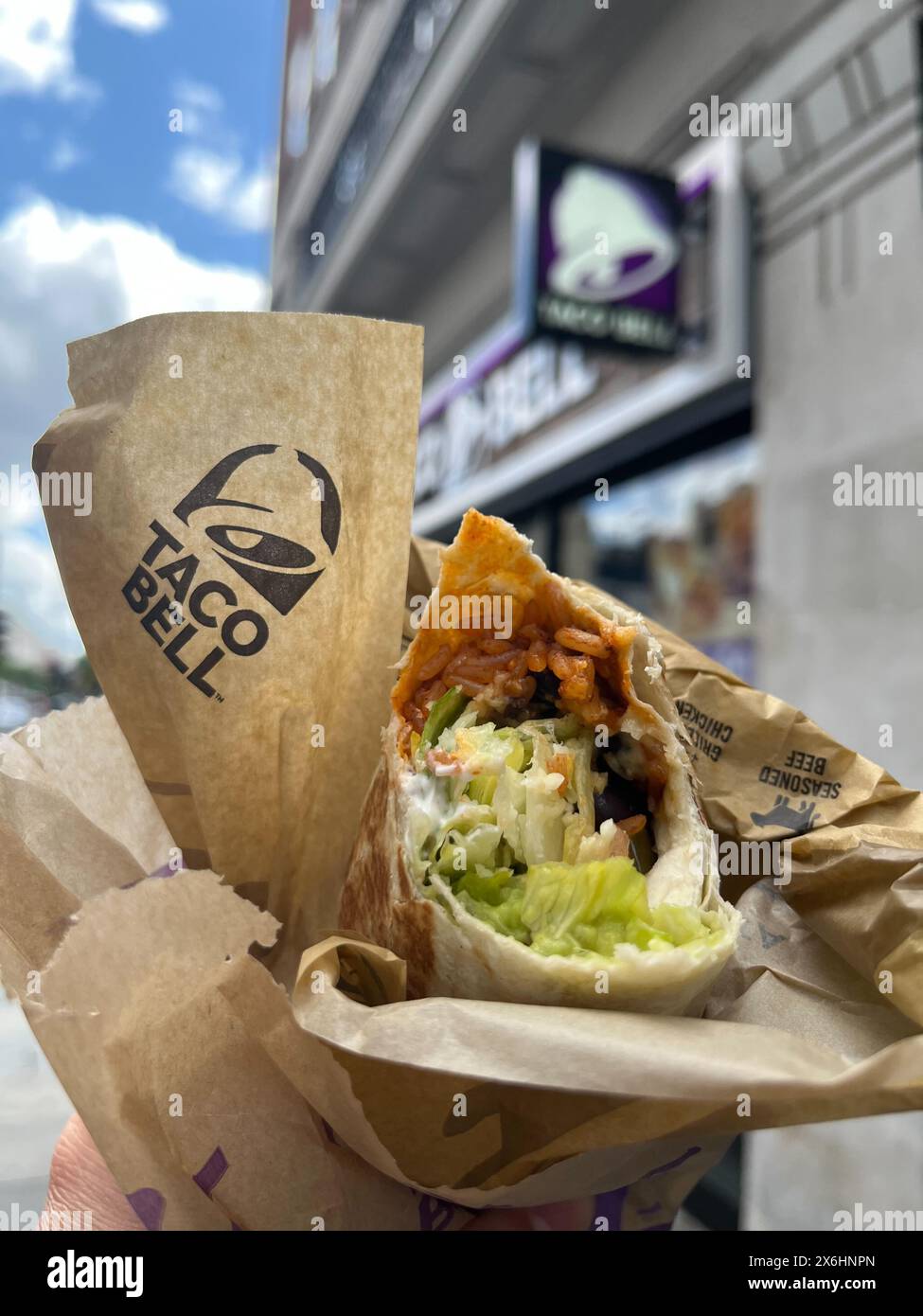 15. Mai 2024, Großbritannien, London: Das Taco Bell Logo und ein Burrito sind außerhalb eines Zweigs der Kette in London zu sehen. Die US-amerikanische Fastfood-Kette Taco Bell expandiert in den deutschen Markt. Das erste Restaurant wird diesen Sommer in Berlin eröffnet, weitere folgen. Foto: Julia Kilian/dpa Stockfoto