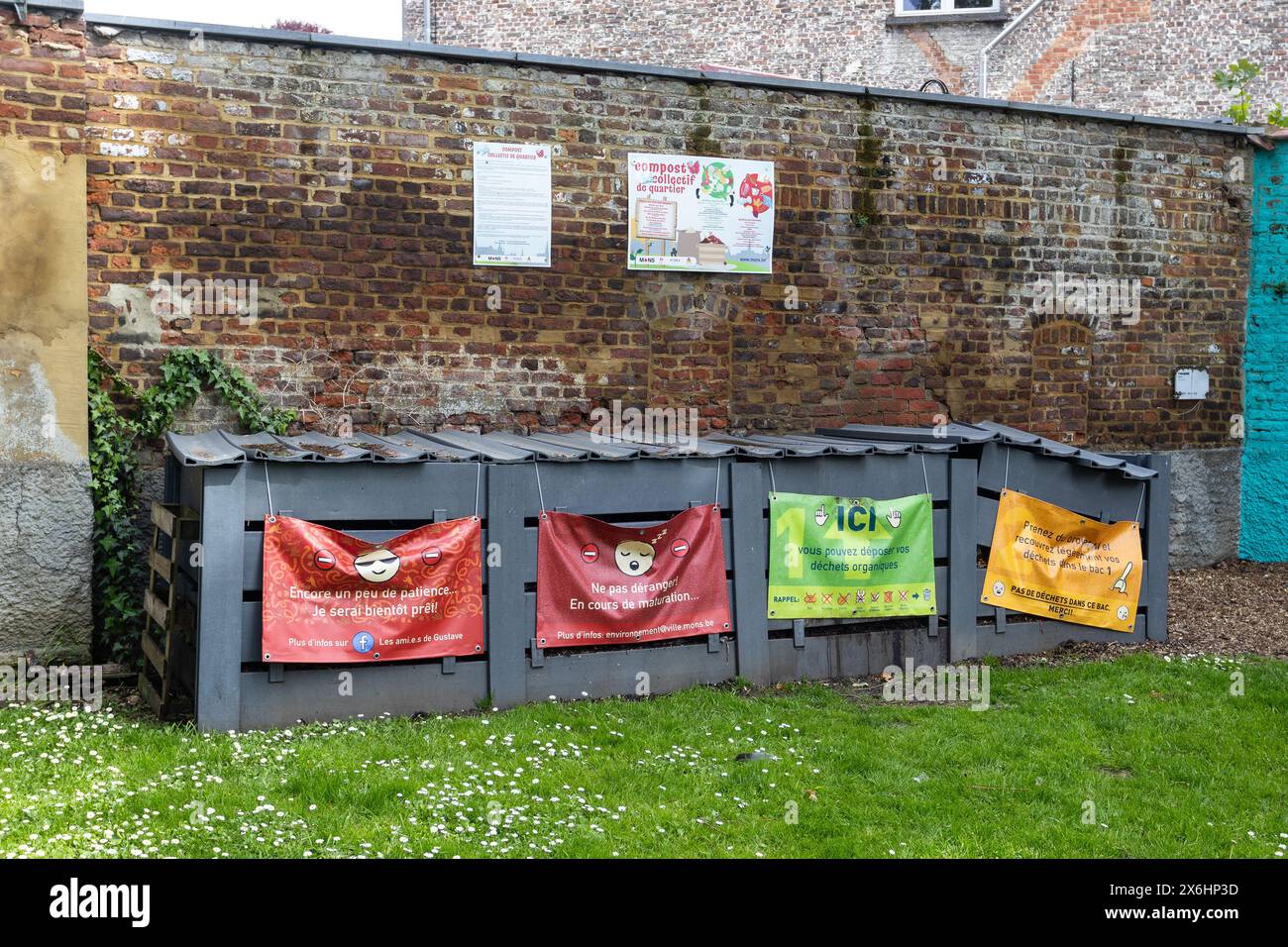 MONS, BELGIEN, 1. MAI 2024: Gemeinschaftliche Kompostbehälter im Stadtzentrum von Mons. Die kommunalen Abfalltonnen tragen zur Förderung des Abfallrecyclings und einer nachhaltigeren Entsorgung bei Stockfoto