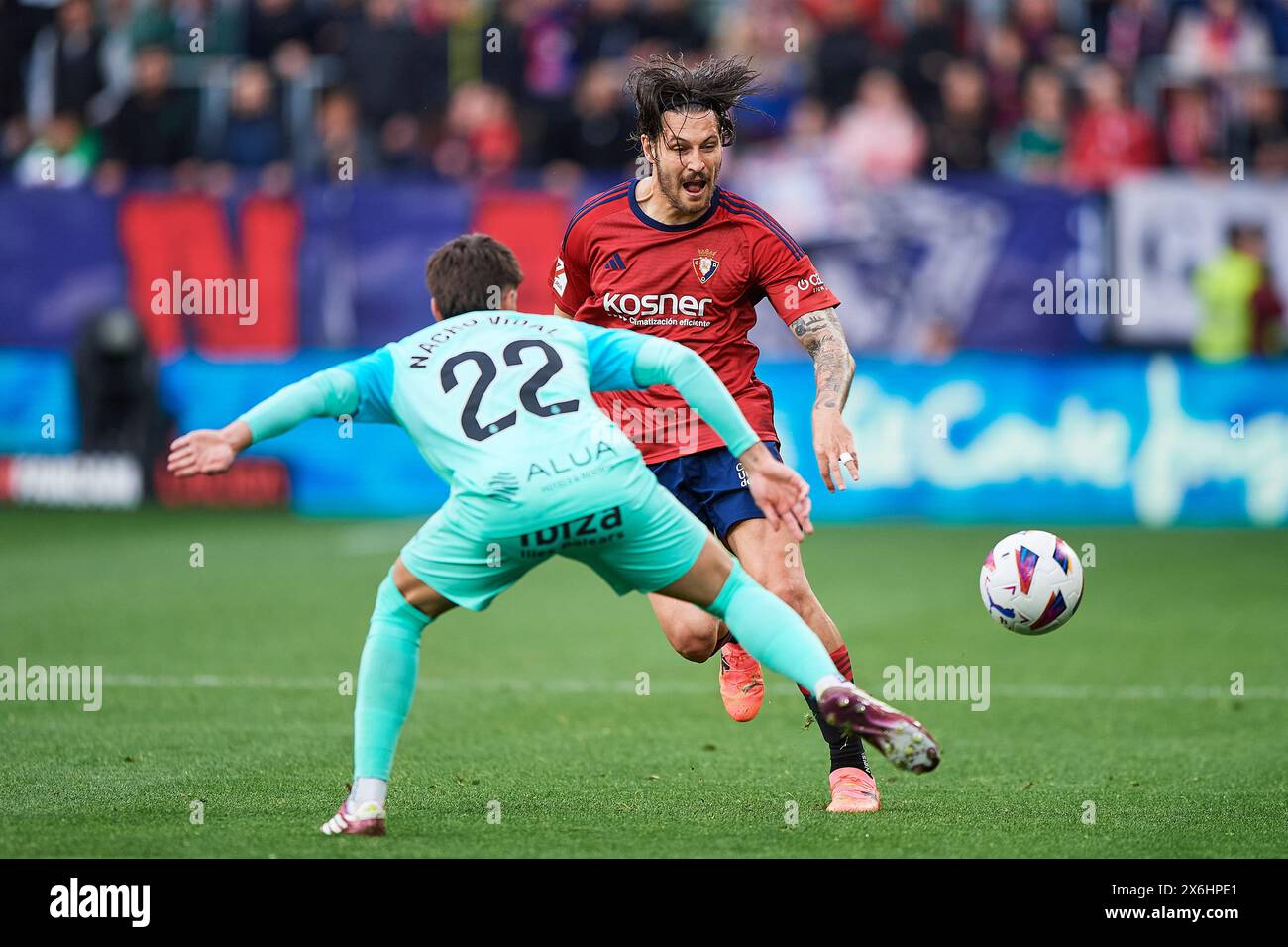 Juan Cruz von CA Osasuna tritt beim LaLiga EA Sports Match zwischen CA Osasuna und RCD Mallorc gegen Angel Rodriguez von RCD Mallorca um den Ball an Stockfoto