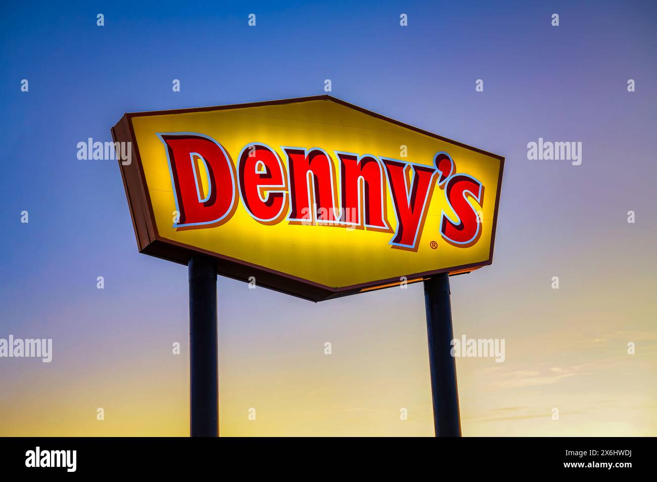 Denny's Restaurant Schild und Logo gegen Sonnenuntergang Stockfoto