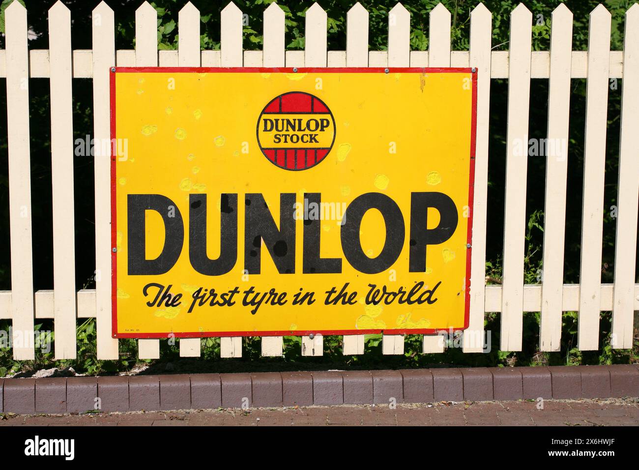 Historisches Schild am Bahnhof Dunlop Stockfoto