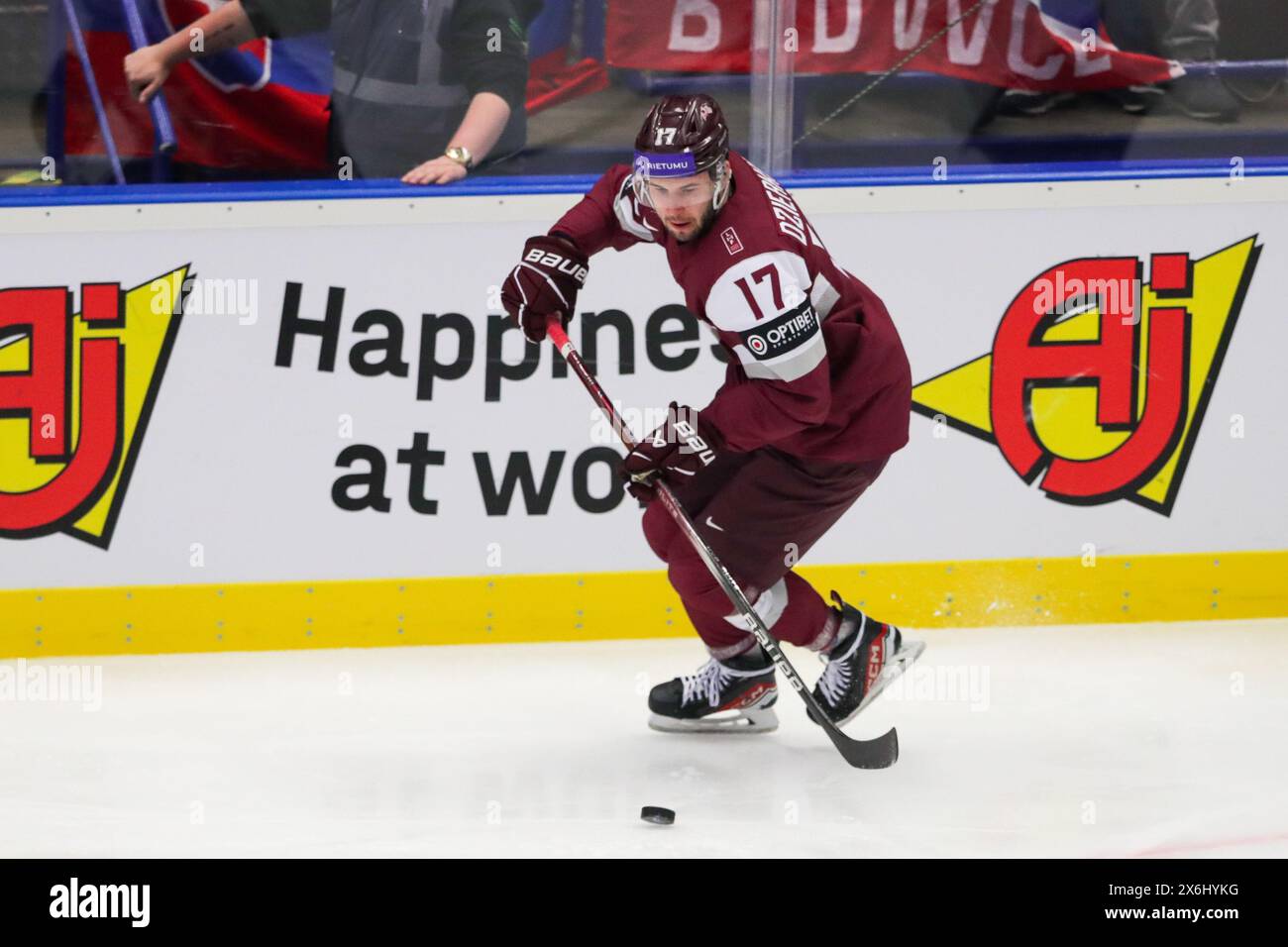 Martins Dzierkals von Lettland im Einsatz während des Spiels der IIHF Eishockey-Weltmeisterschaft 2024 zwischen Lettland und Frankreich in der Ostravar Arena Ostrava. Endpunktzahl; Lettland 3 : 2 Frankreich. Stockfoto