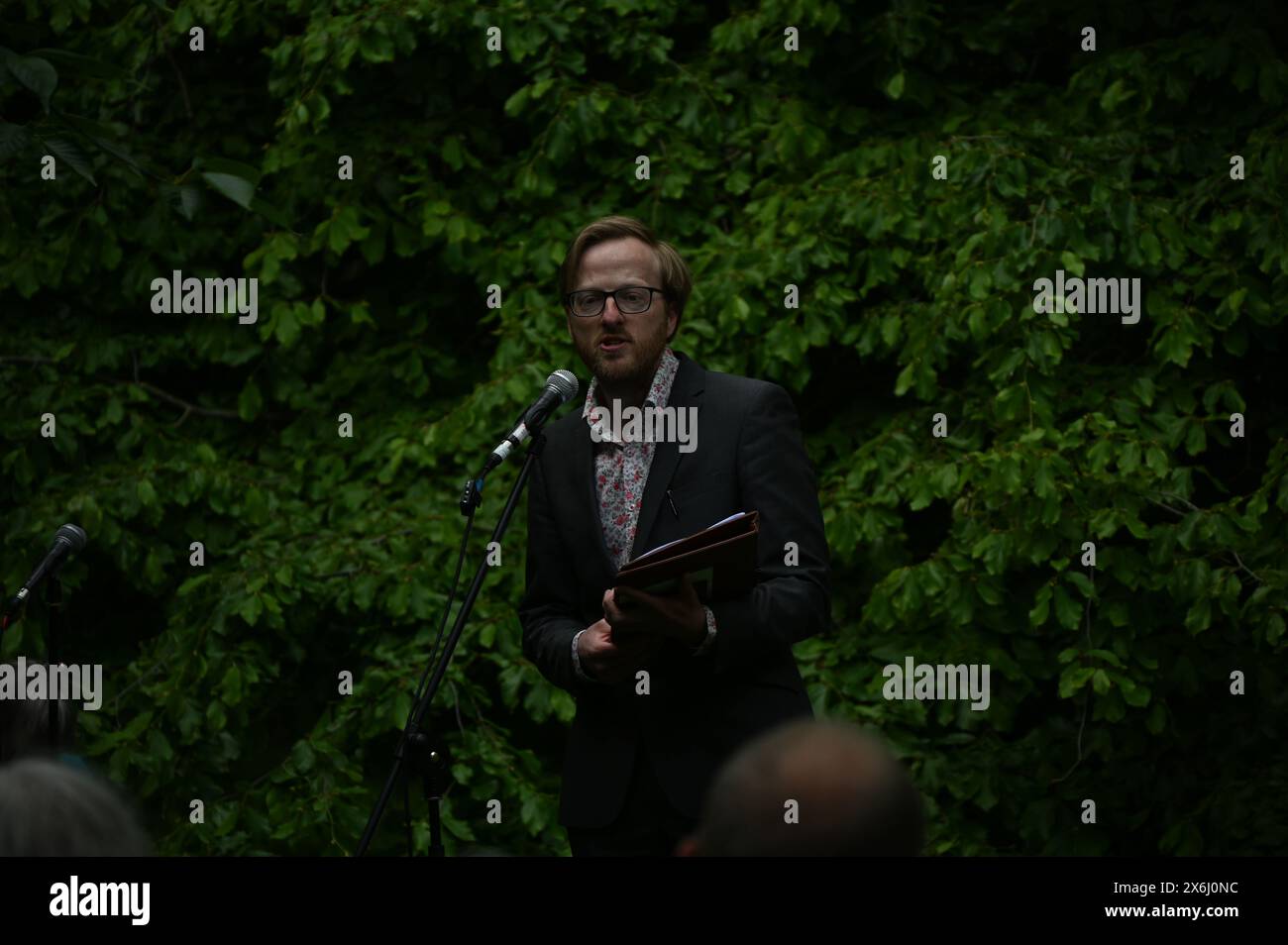 LONDON, ENGLAND, Großbritannien - 15. MAI 2024: Am 15. Mai erinnern sich die Redner an diejenigen, die sich weigerten, auf Kriegsdienstverweigerer zu kämpfen, sowohl in der Vergangenheit als auch in der Gegenwart. Auf der ganzen Welt werden viele Menschen inhaftiert oder gezwungen, aus ihren Heimatländern zu fliehen, weil sie sich weigern, sich den Streitkräften am Tavistock Square in London anzuschließen. Quelle: Siehe Li/Picture Capital/Alamy Live News Stockfoto