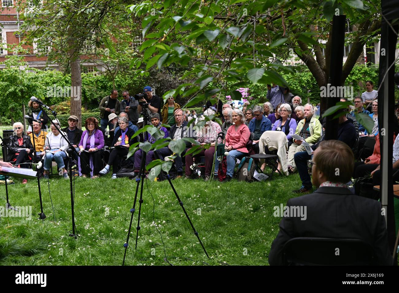 LONDON, ENGLAND, Großbritannien - 15. MAI 2024: Am 15. Mai, jedes Jahr an diejenigen gedenken, die sich weigerten, auf Gedenkfeier der Kriegsdienstverweigerer zu kämpfen, sowohl in der Vergangenheit als auch in der Gegenwart. Auf der ganzen Welt werden viele Menschen inhaftiert oder gezwungen, aus ihren Heimatländern zu fliehen, weil sie sich weigern, sich den Streitkräften am Tavistock Square in London anzuschließen. Quelle: Siehe Li/Picture Capital/Alamy Live News Stockfoto