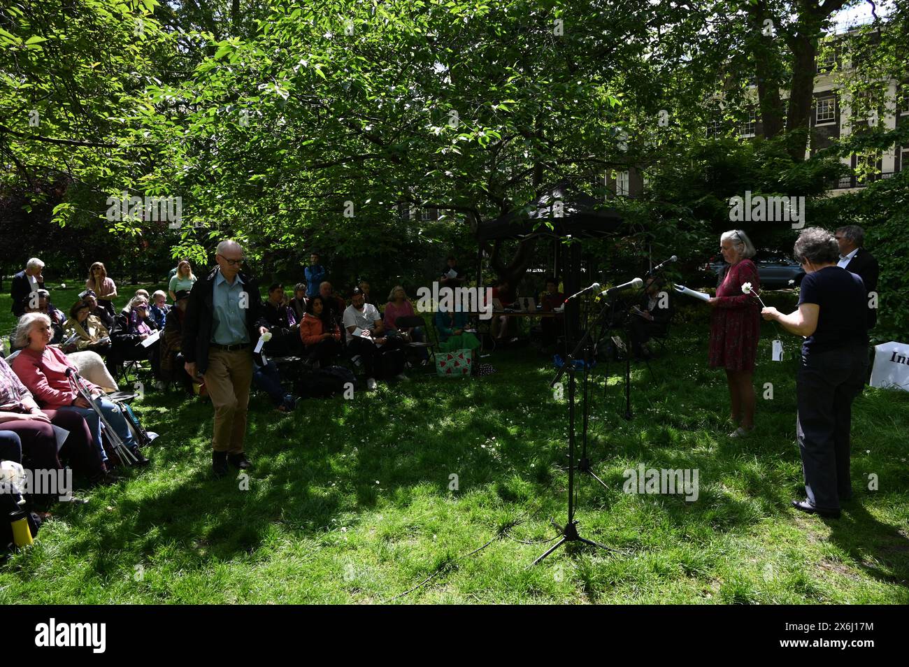 LONDON, ENGLAND, Großbritannien - 15. MAI 2024: Am 15. Mai, jedes Jahr an diejenigen gedenken, die sich weigerten, auf Gedenkfeier der Kriegsdienstverweigerer zu kämpfen, sowohl in der Vergangenheit als auch in der Gegenwart. Auf der ganzen Welt werden viele Menschen inhaftiert oder gezwungen, aus ihren Heimatländern zu fliehen, weil sie sich weigern, sich den Streitkräften am Tavistock Square in London anzuschließen. Quelle: Siehe Li/Picture Capital/Alamy Live News Stockfoto
