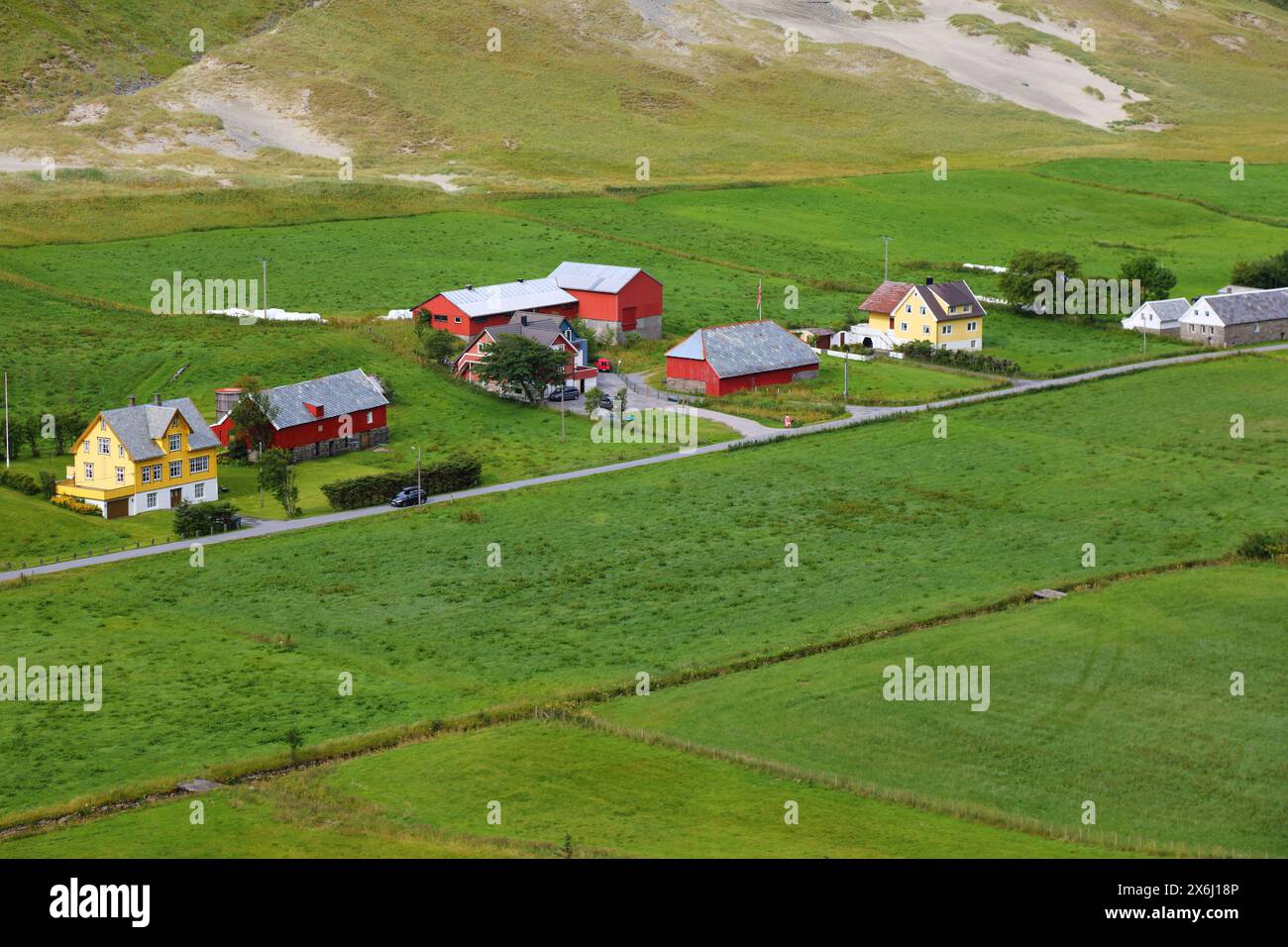 Ackerland und Weiden in Norwegen. Landwirtschaftliche Fläche auf der Halbinsel Stad in der Region Sunnmore (mehr og Romsdal County). Stockfoto