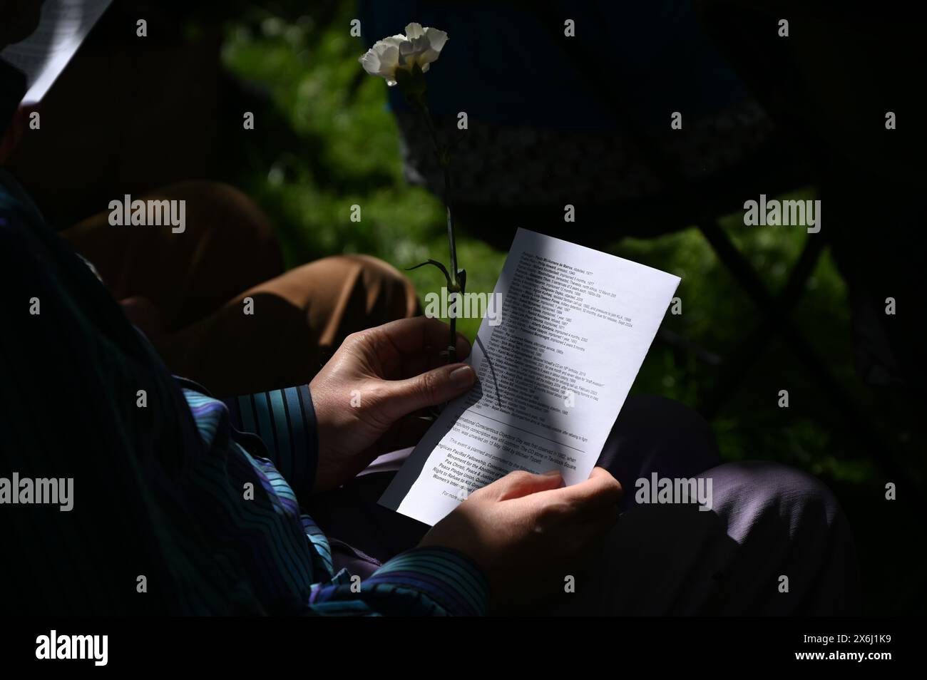 LONDON, ENGLAND, Großbritannien - 15. MAI 2024: Am 15. Mai, jedes Jahr an diejenigen gedenken, die sich weigerten, auf Gedenkfeier der Kriegsdienstverweigerer zu kämpfen, sowohl in der Vergangenheit als auch in der Gegenwart. Auf der ganzen Welt werden viele Menschen inhaftiert oder gezwungen, aus ihren Heimatländern zu fliehen, weil sie sich weigern, sich den Streitkräften am Tavistock Square in London anzuschließen. Quelle: Siehe Li/Picture Capital/Alamy Live News Stockfoto