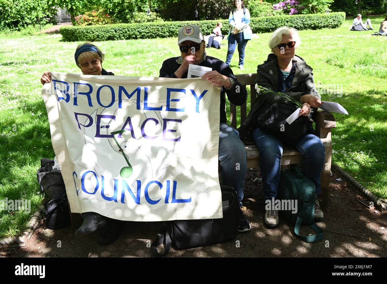 LONDON, ENGLAND, Großbritannien - 15. MAI 2024: Am 15. Mai, jedes Jahr an diejenigen gedenken, die sich weigerten, auf Gedenkfeier der Kriegsdienstverweigerer zu kämpfen, sowohl in der Vergangenheit als auch in der Gegenwart. Auf der ganzen Welt werden viele Menschen inhaftiert oder gezwungen, aus ihren Heimatländern zu fliehen, weil sie sich weigern, sich den Streitkräften am Tavistock Square in London anzuschließen. Quelle: Siehe Li/Picture Capital/Alamy Live News Stockfoto