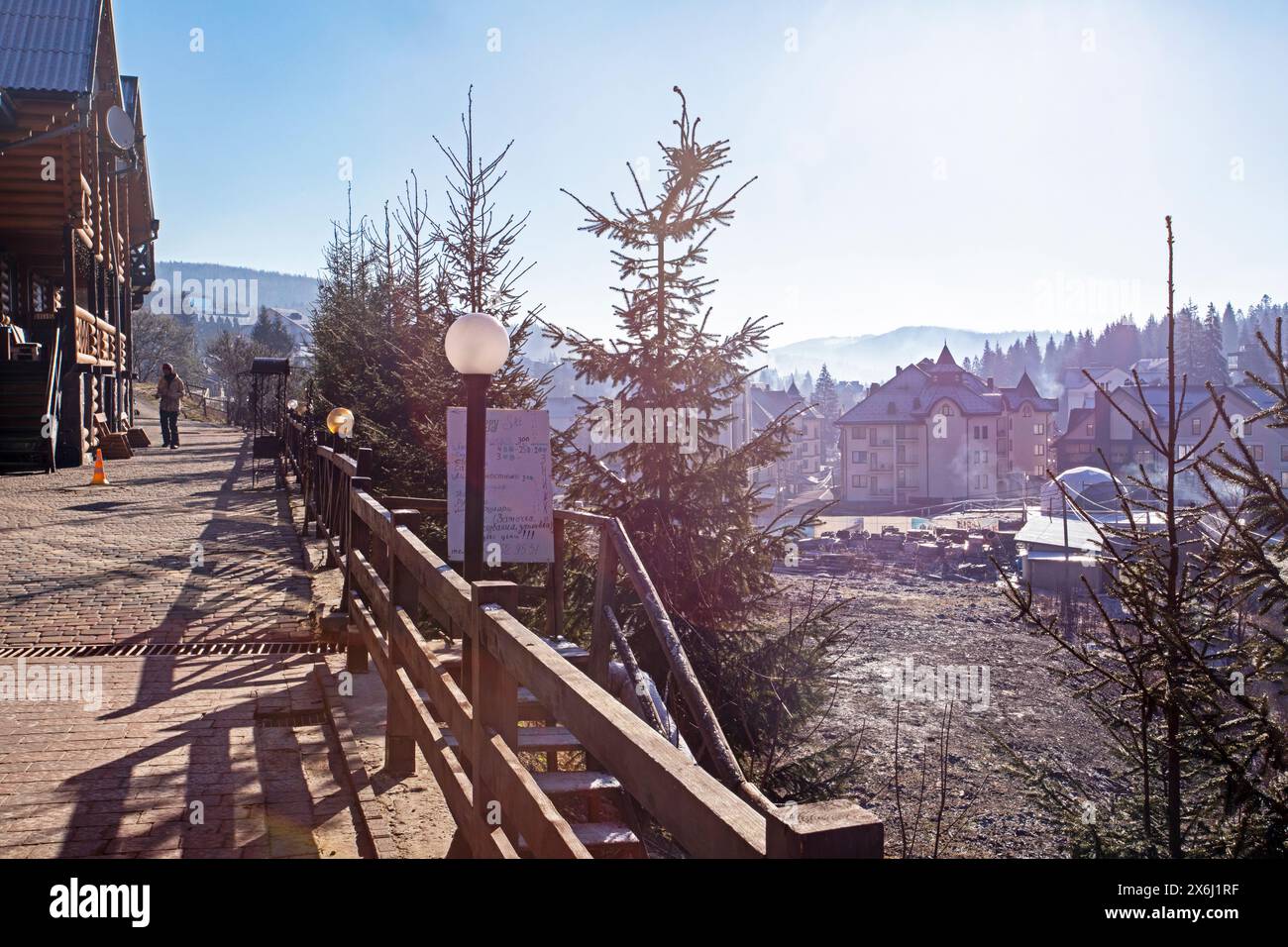 Am frühen Morgen in einem Skigebiet. Aktive Freizeit Stockfoto