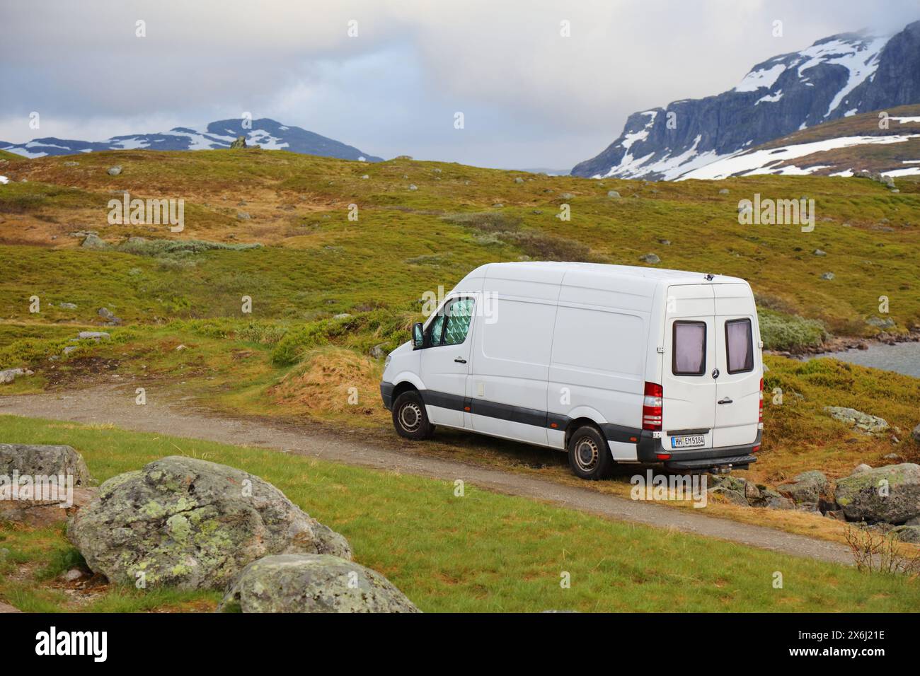 HAUKELIFJELL, NORWEGEN - 30. JULI 2020: Selbstgemachte modifizierte Wohnmobil-Urlaub in Haukelifjell Mountains, Norwegen. Norwegen hatte 8,8 Millionen ausländische Besucher Stockfoto