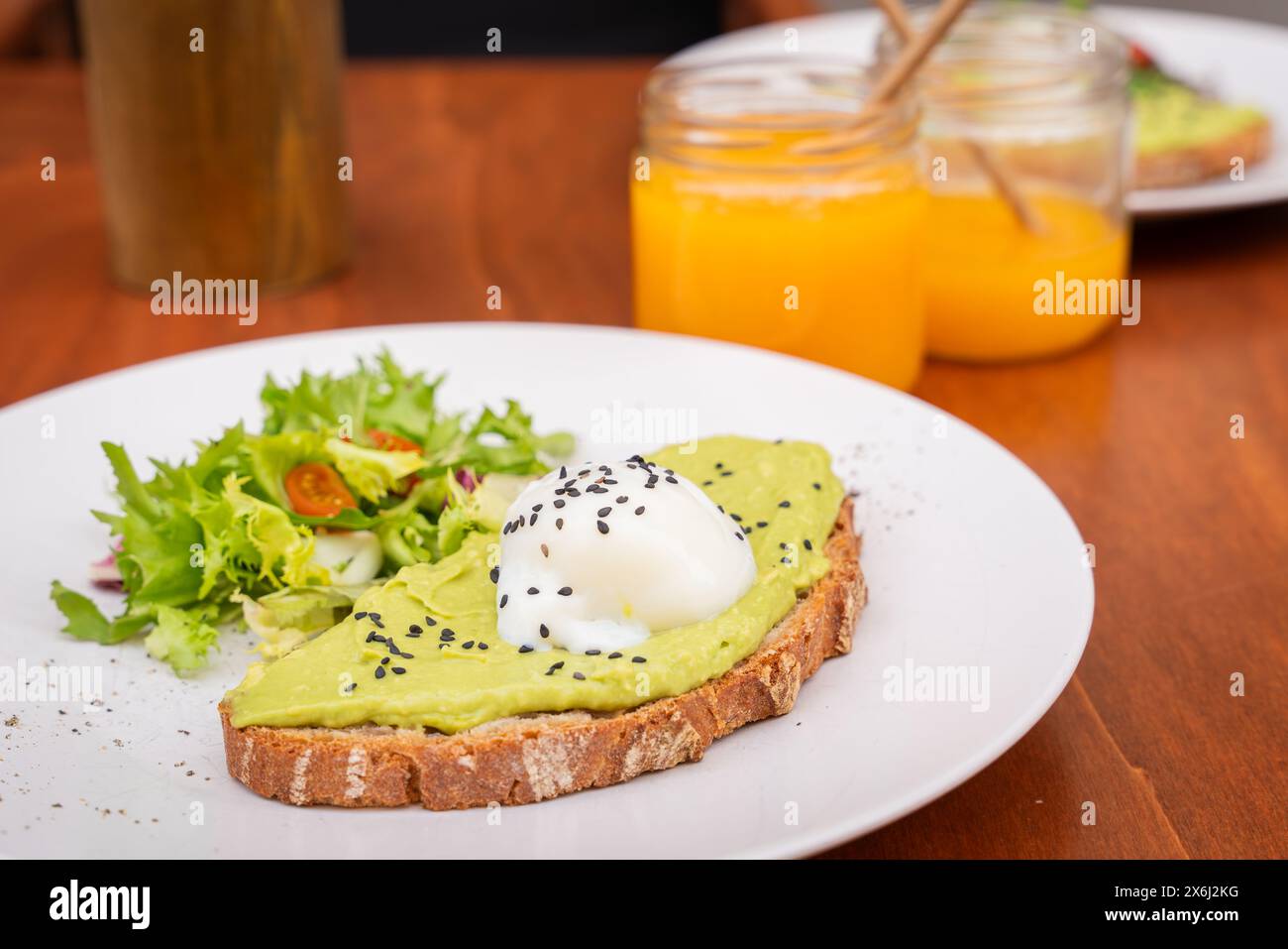 Toast mit Avocadocreme und pochiertem Ei darauf. Leckeres Frühstück. Vollkorntoast mit Avocado Cream, garniert mit einem pochierten Egg.selectiveer-Fokus. Stockfoto