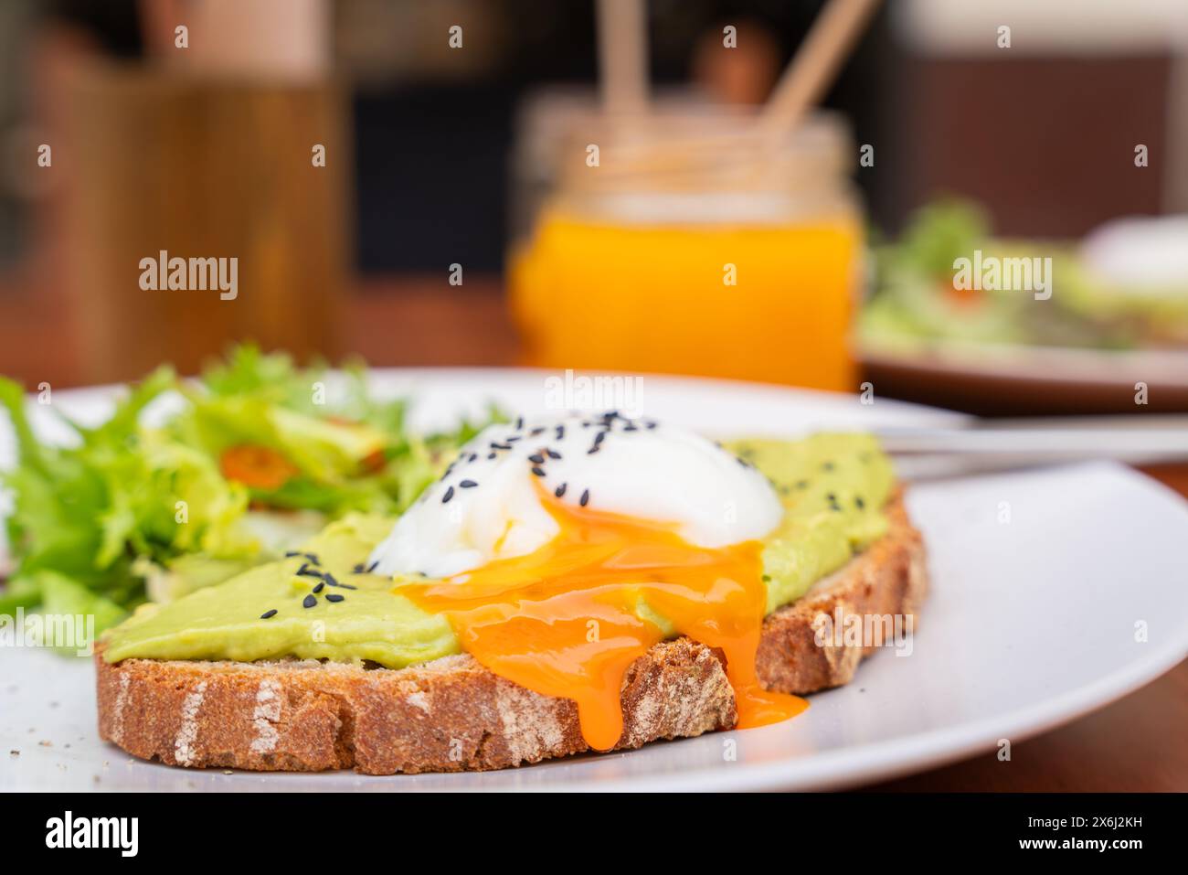 Toast mit Avocadocreme und pochiertem Ei darauf. Leckeres Frühstück. Vollkorntoast mit Avocado Cream, garniert mit einem pochierten Egg.selectiveer-Fokus. Stockfoto
