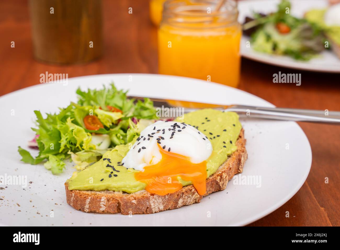 Toast mit Avocadocreme und pochiertem Ei darauf. Leckeres Frühstück. Vollkorntoast mit Avocado Cream, garniert mit einem pochierten Egg.selectiveer-Fokus. Stockfoto