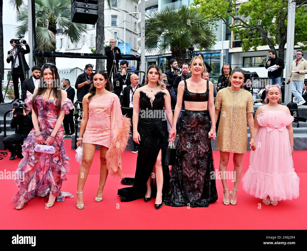 Cannes, Frankreich. Mai 2024. Cannes, 77. Cannes Filmfestival 2024, zweiter roter Teppichabend des Films ok'Diamant Brut' (Wilder Diamant) - auf dem Foto: Ashley Romano, Malou Khebizi, Regisseurin Agathe Riedinger, Kilia Fernane, Léa Gorla und Alexandra Noisier Credit: Independent Photo Agency/Alamy Live News Stockfoto