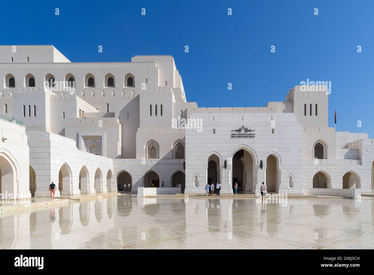 Muscat, Oman - 2. Januar 2024: Das Königliche Opernhaus, eine harmonische Mischung aus omanischer Tradition und moderner Architektur unter dem azurblauen Himmel. Stockfoto