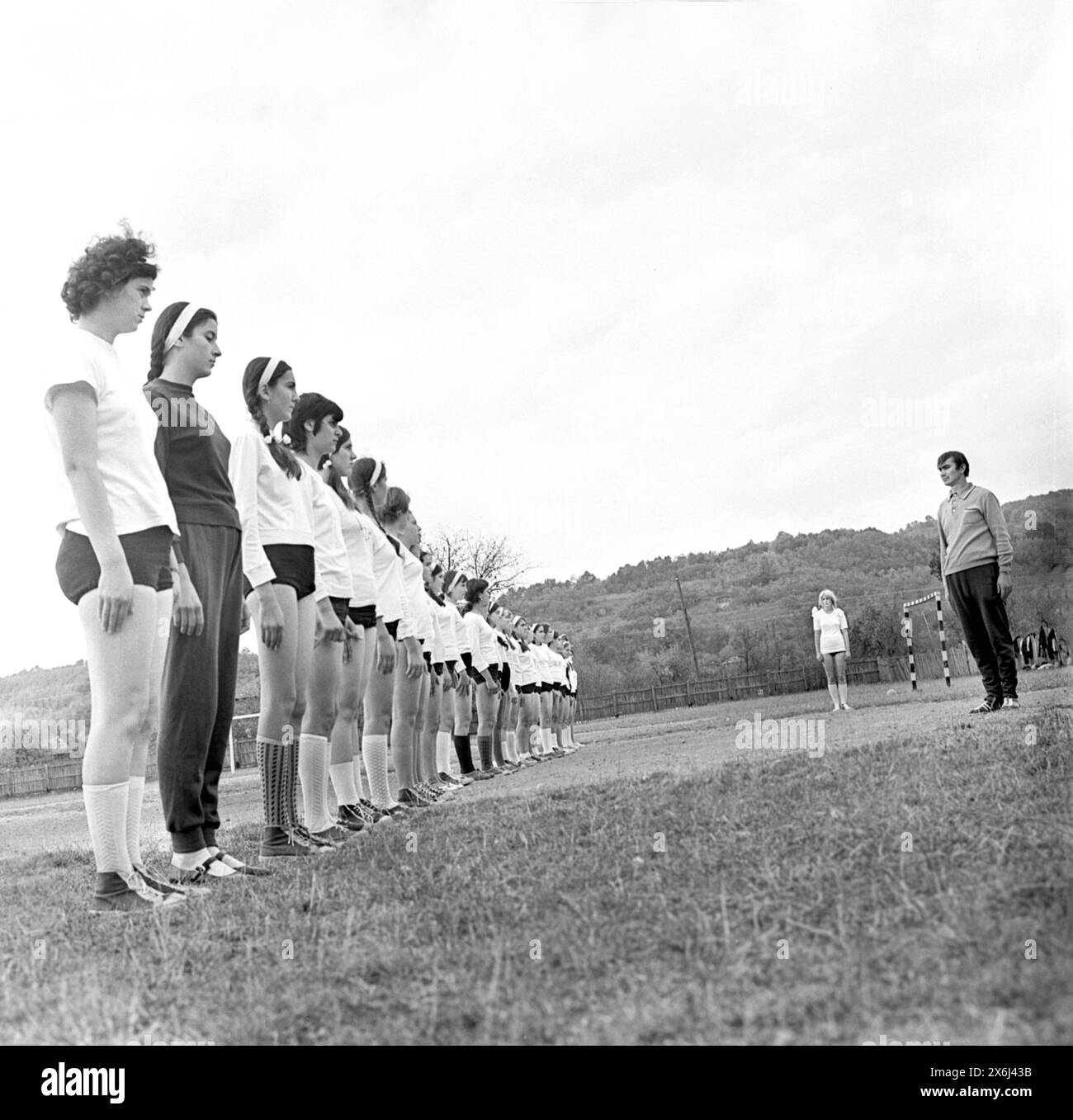 Die Sozialistische Republik Rumänien in den 1970er Jahren Junge Schüler, die sich zu Beginn des Sportunterrichts anstellen. Stockfoto