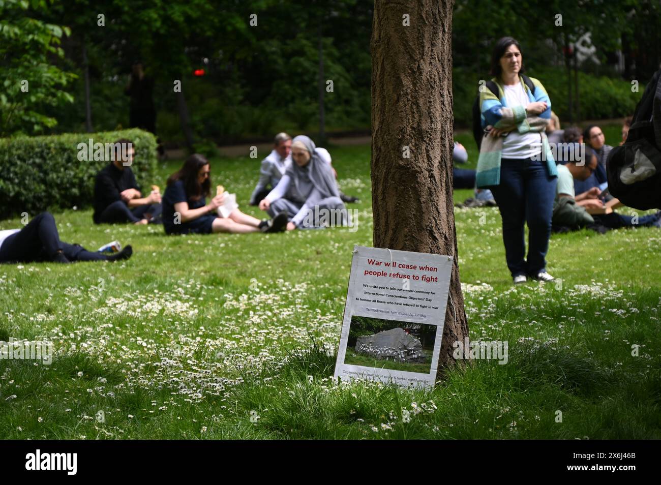 LONDON, ENGLAND, Großbritannien - 15. MAI 2024: Am 15. Mai, jedes Jahr an diejenigen gedenken, die sich weigerten, auf Gedenkfeier der Kriegsdienstverweigerer zu kämpfen, sowohl in der Vergangenheit als auch in der Gegenwart. Auf der ganzen Welt werden viele Menschen inhaftiert oder gezwungen, aus ihren Heimatländern zu fliehen, weil sie sich weigern, sich den Streitkräften am Tavistock Square in London anzuschließen. Quelle: Siehe Li/Picture Capital/Alamy Live News Stockfoto