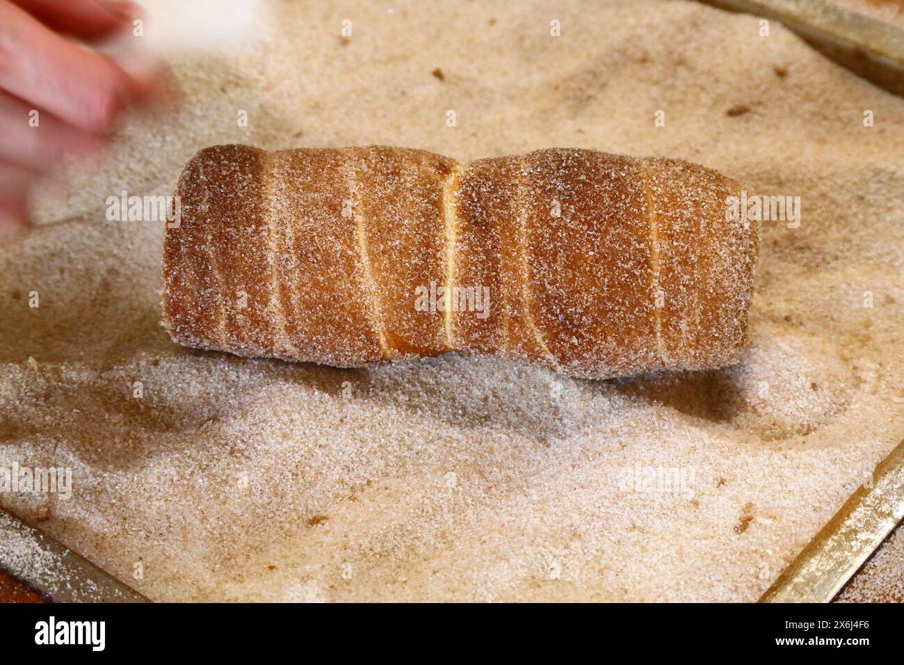 Tschechische Küche. Trdelnik Schornsteinkuchen traditionell in Zimt und Zucker gerollt. Stockfoto