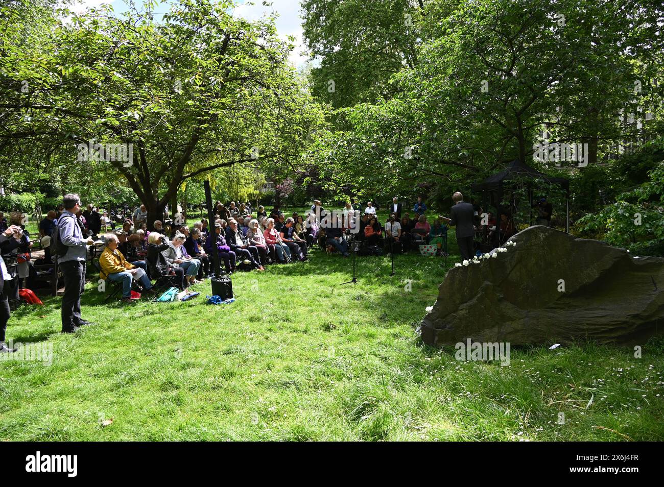 LONDON, ENGLAND, Großbritannien - 15. MAI 2024: Am 15. Mai, jedes Jahr an diejenigen gedenken, die sich weigerten, auf Gedenkfeier der Kriegsdienstverweigerer zu kämpfen, sowohl in der Vergangenheit als auch in der Gegenwart. Auf der ganzen Welt werden viele Menschen inhaftiert oder gezwungen, aus ihren Heimatländern zu fliehen, weil sie sich weigern, sich den Streitkräften am Tavistock Square in London anzuschließen. Quelle: Siehe Li/Picture Capital/Alamy Live News Stockfoto
