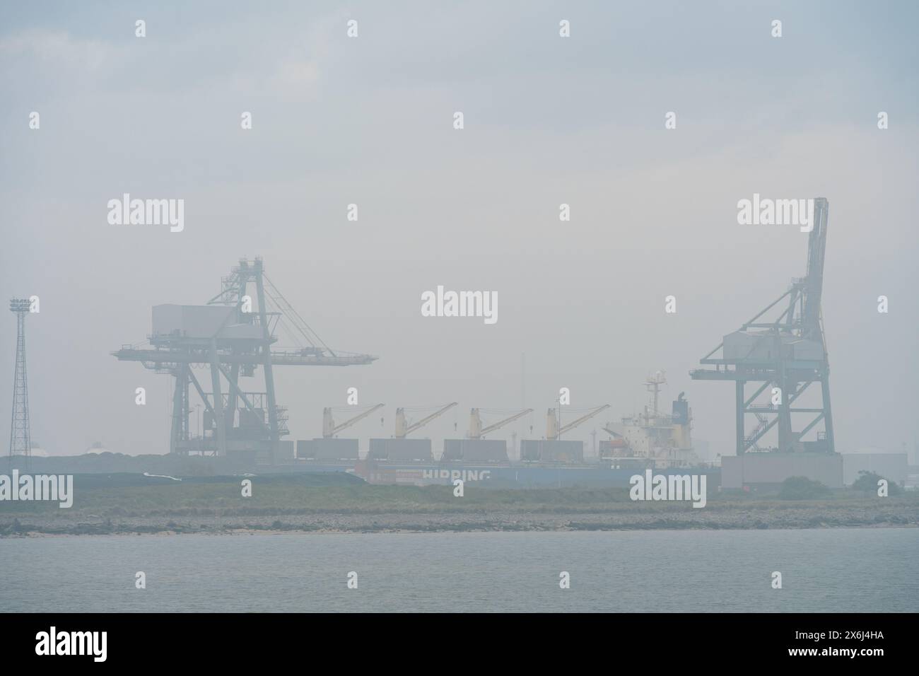 Blick auf die Schiffsanlegestelle des Redcar Bulk Terminals am Südufer des River Tees an einem nebeligen Tag. Stockfoto