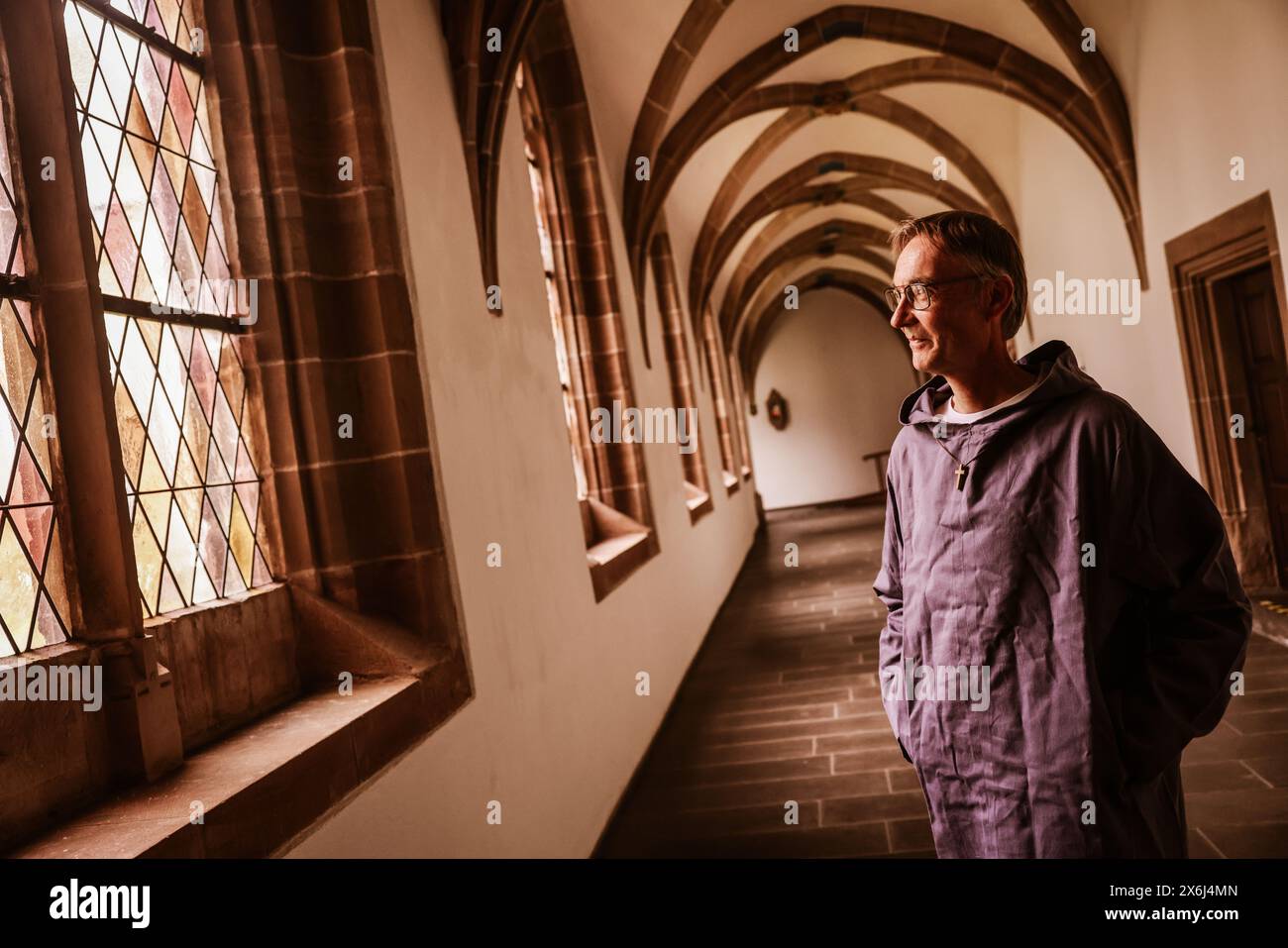 Heimbach, Deutschland. Mai 2024. Andreas Rose, geistlicher Leiter des ehemaligen Mariawald-Trappistenklosters, steht im Kreuzgang. Quelle: Oliver Berg/dpa/Alamy Live News Stockfoto